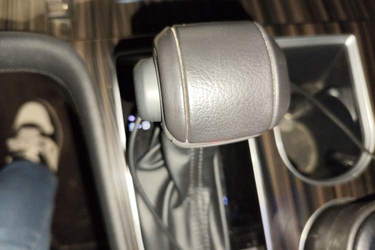 Used Toyota Granvia 2023 2.5L Hybrid Prestige VIP Edition Gear Lever