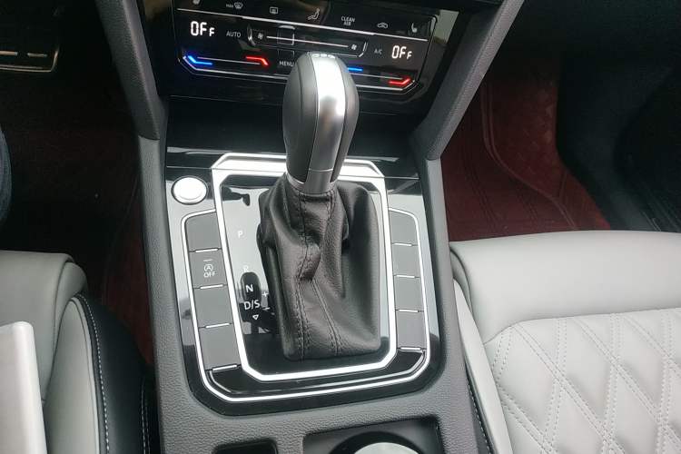 Used Volkswagen Magotan 2023 2 Million Units Limited Edition 330TSI DSG Leading Version
