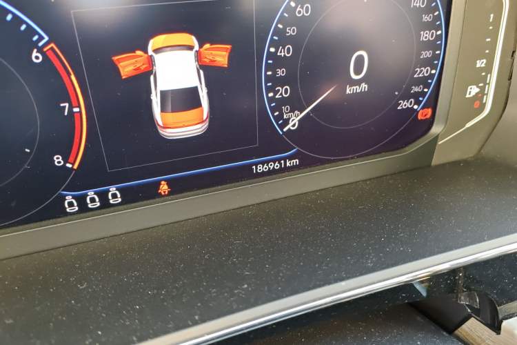 Used Volkswagen Passat 2020 Revised Version 330TSI Luxury Edition China VI Standard Odometer Close Up