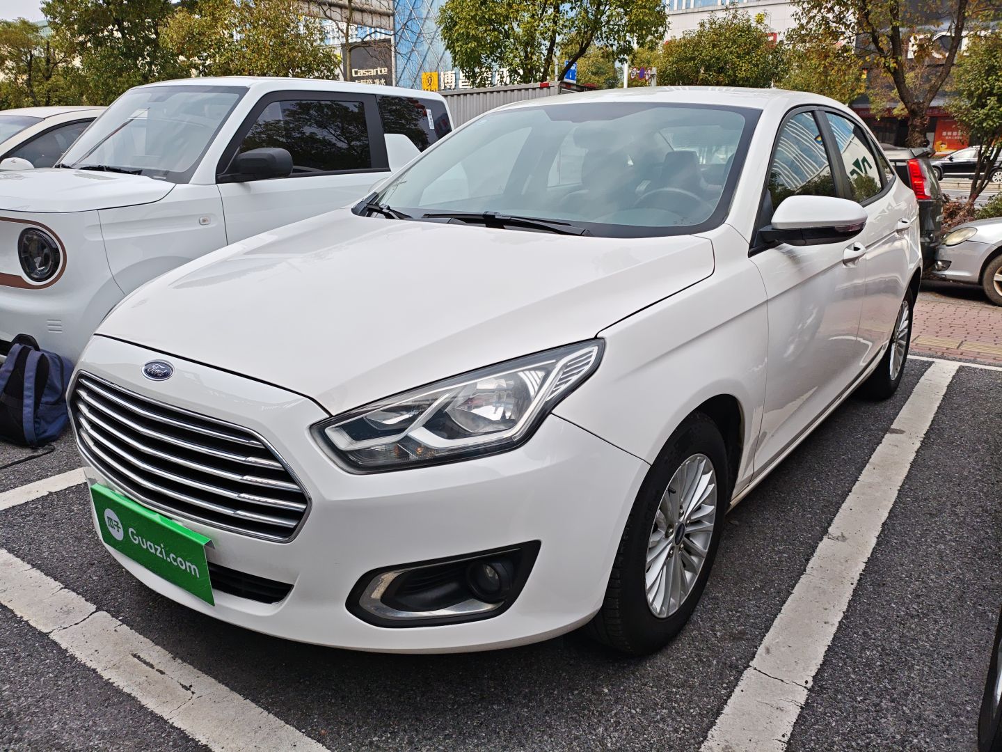 تحت مقدمة السيارة