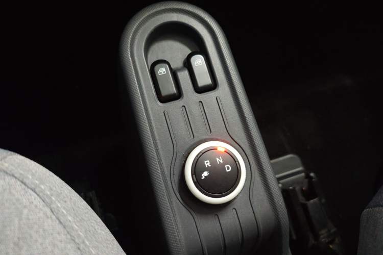 Used Wuling Hongguang MINIEV 2021 Macaron Fashion Model Lithium Iron Phosphate Gear Lever