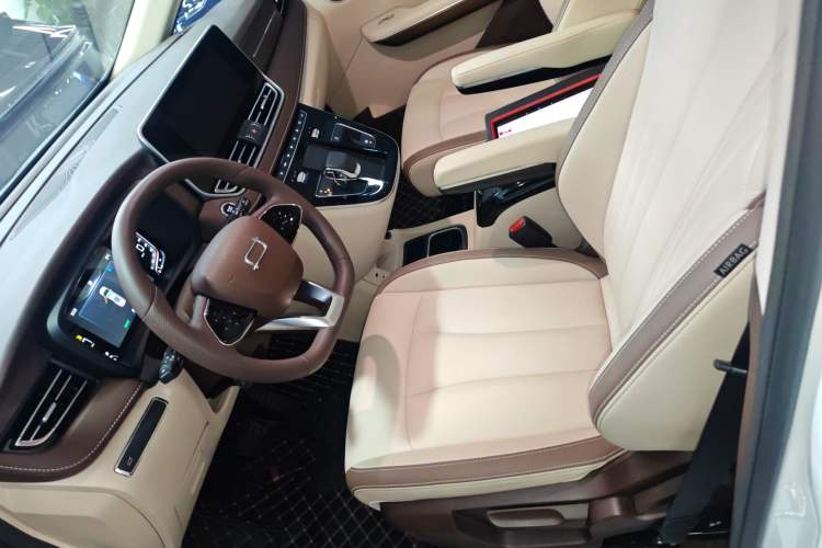 Used Bestune M9 2023 2.0T Prestige Edition
