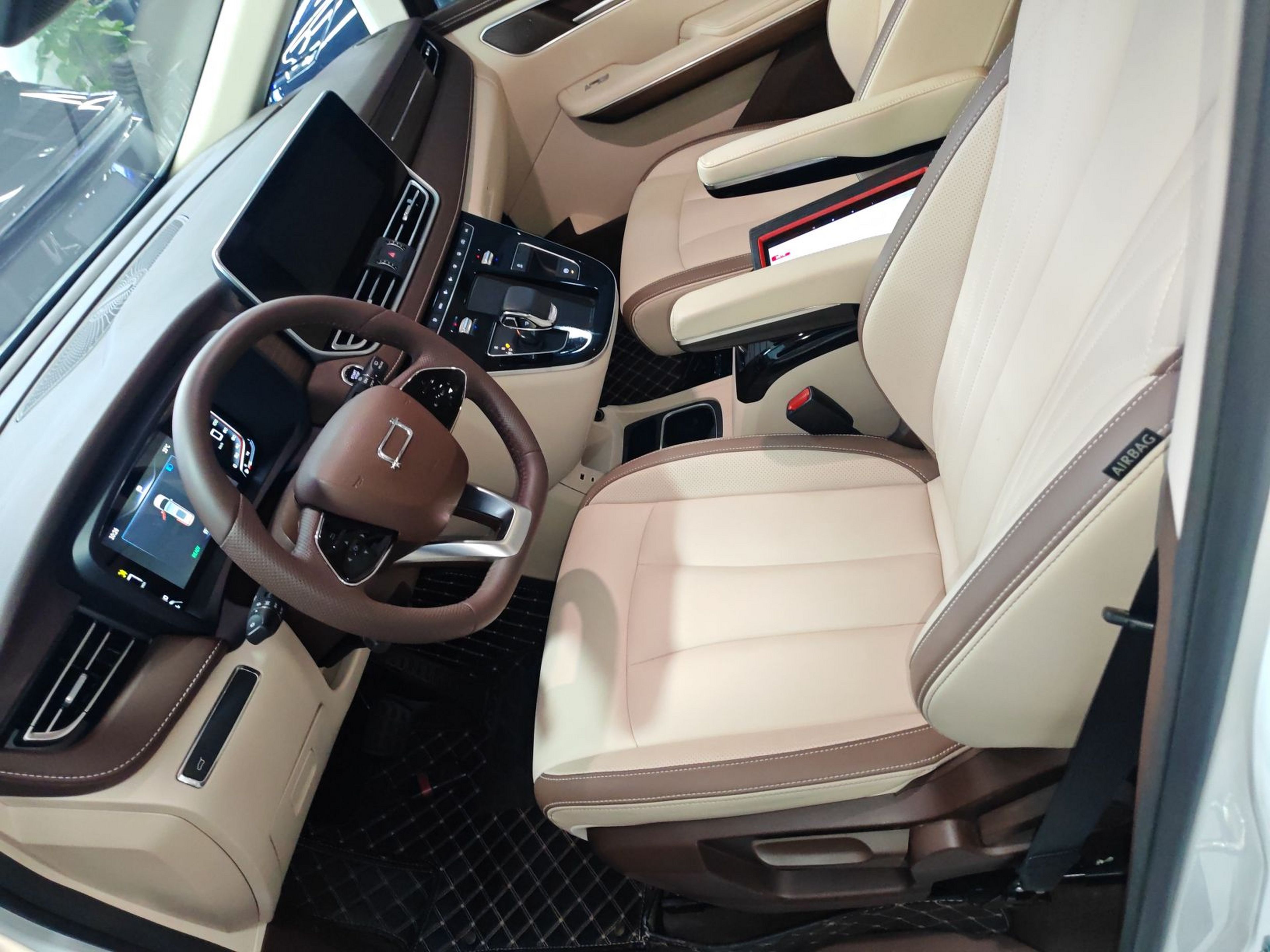 المقاعد الأمامية داخل السيارة