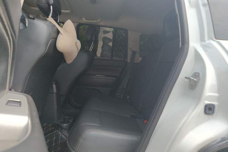 Used Jeep Compass 2014 2.4L four-wheel drive sport version Left Rear Seat