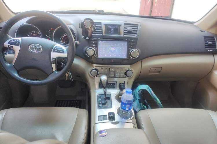 Used Toyota Highlander 2012 2.7L Two-Wheel Drive 7-Seater Luxury Edition Center Console