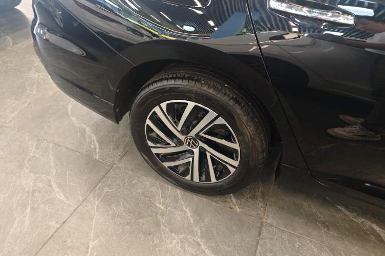 Used Volkswagen Lavida 2024 1.5L Automatic Starry Sky 5 Million Edition Right Rear Wheel Hub