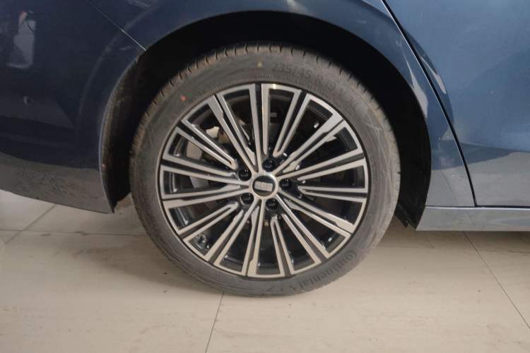 Used Geely Galaxy A7 2025 Model EM-i 150km Starship Edition Right Rear Wheel Hub