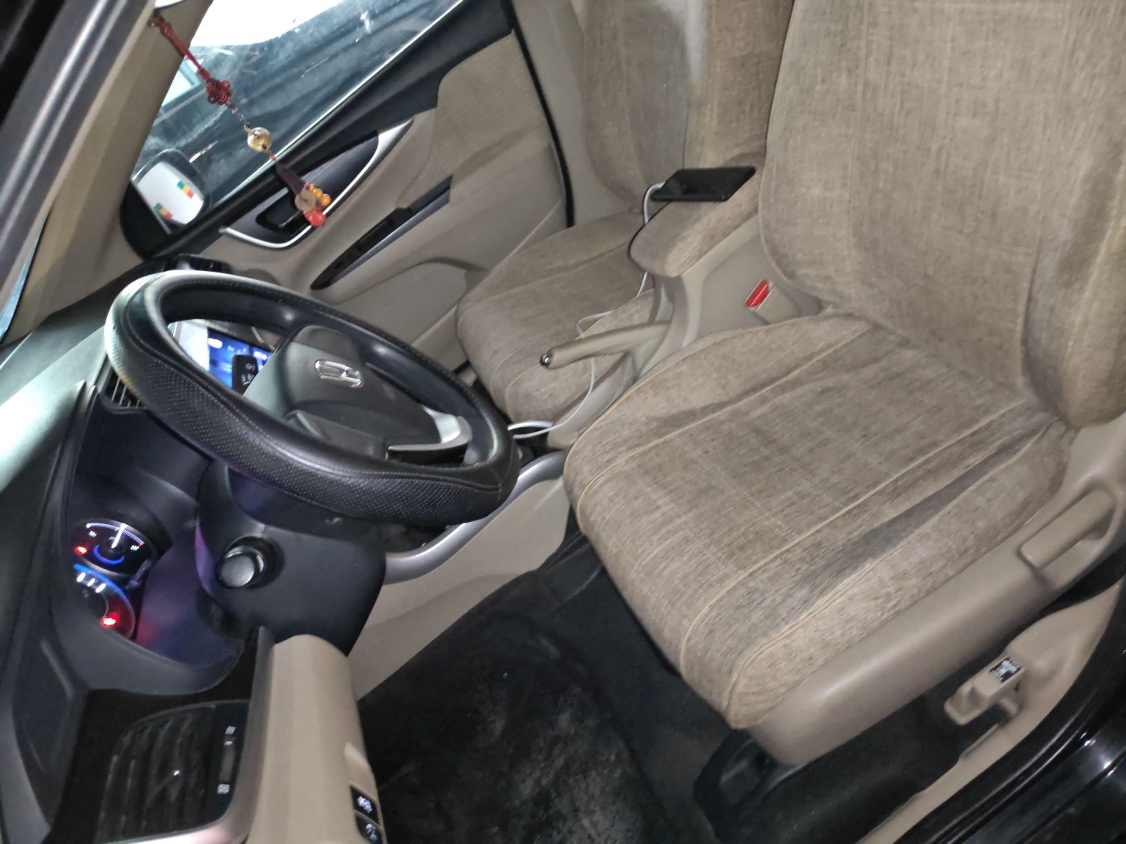 المقاعد الأمامية داخل السيارة