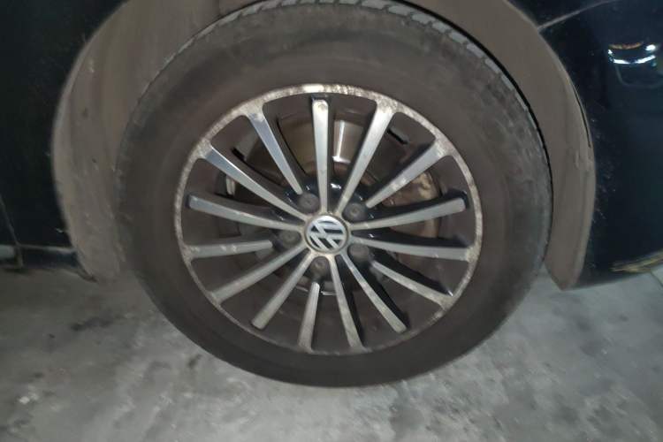 Used Volkswagen Magotan 2012 Revised 1.8TSI Luxury Version Right Front Wheel Hub