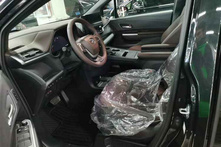 Used Toyota Granvia 2026 Model 2.5L Hybrid Prestige PLUS Four-Wheel Drive Edition
