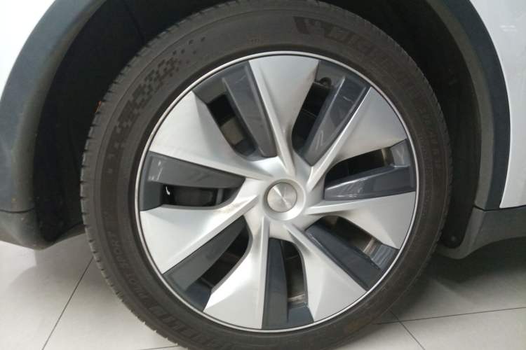Used Tesla Model Y 2022 Long-Range All-Wheel-Drive Version