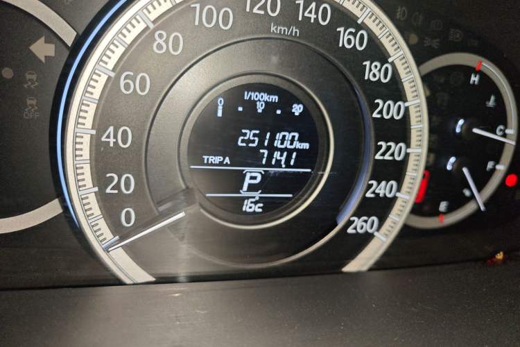 Used Honda Accord 2015 2.0L LX Comfort Edition Odometer Close Up