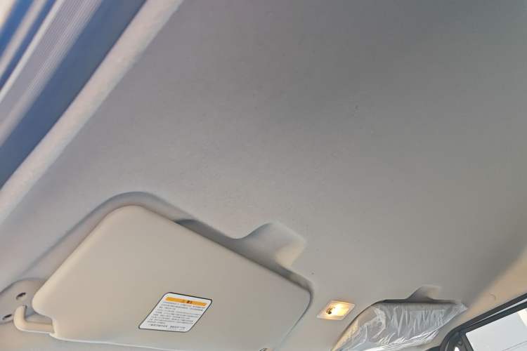 Used JMC Fushun 2023 2.0T Automatic Short-Wheelbase Low-Roof Commercial Van 2/3 Seats with Dual-Opening Tailgate Headliner