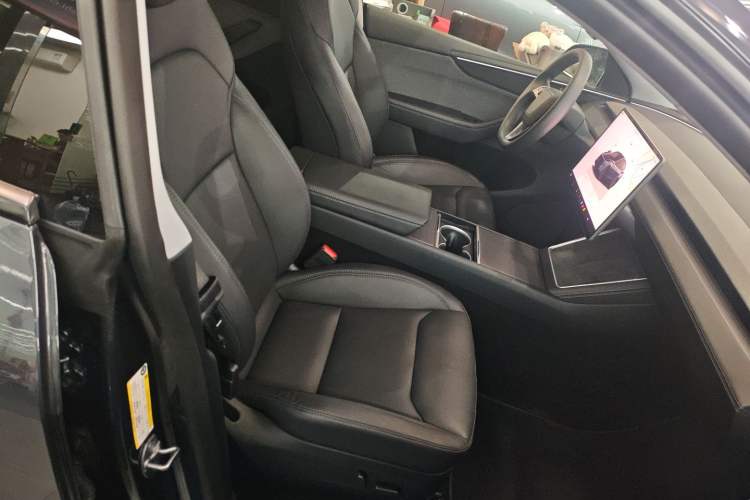 Used Tesla Model Y 2025 Rear-Wheel-Drive Version
