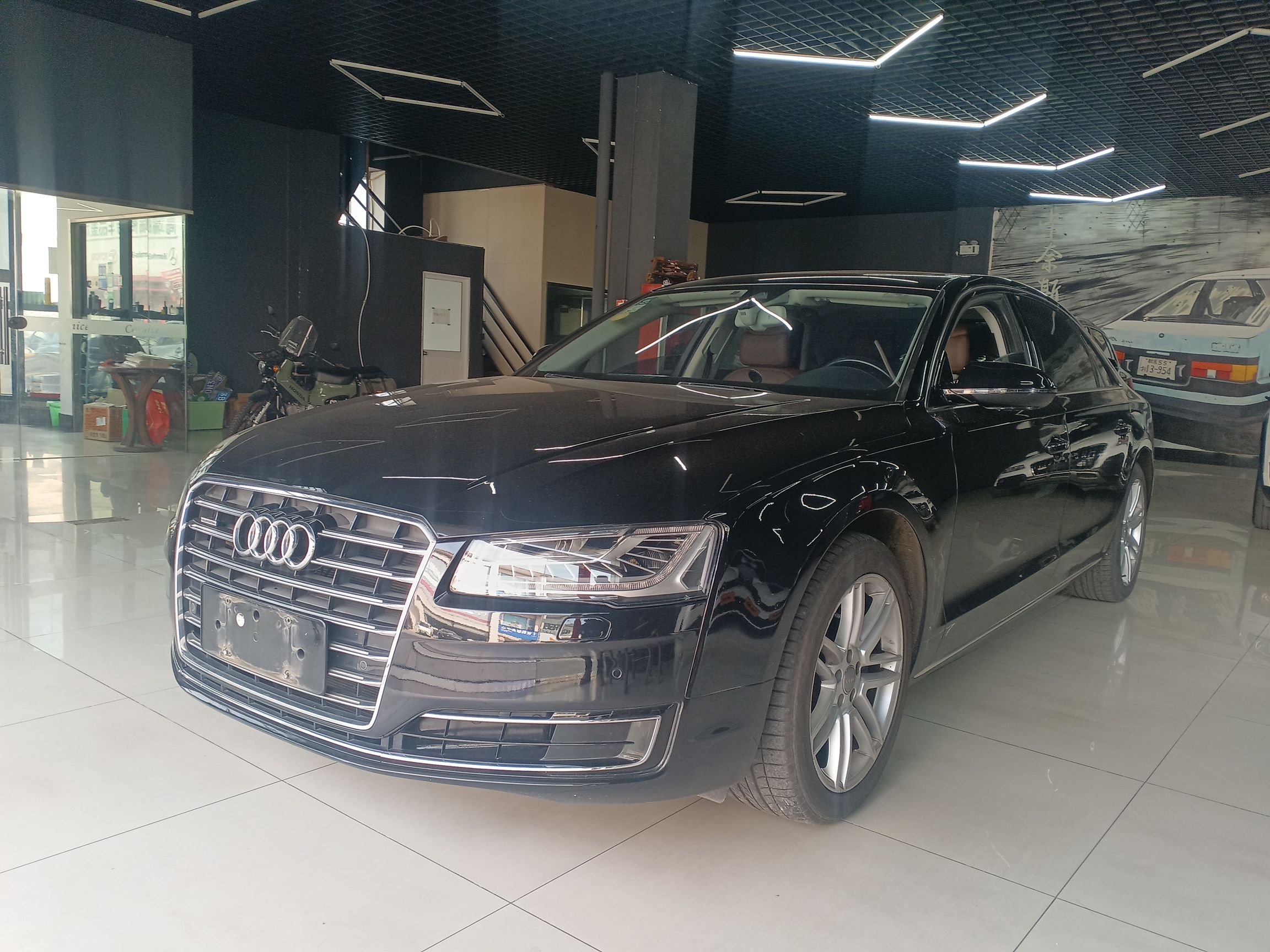 تحت مقدمة السيارة