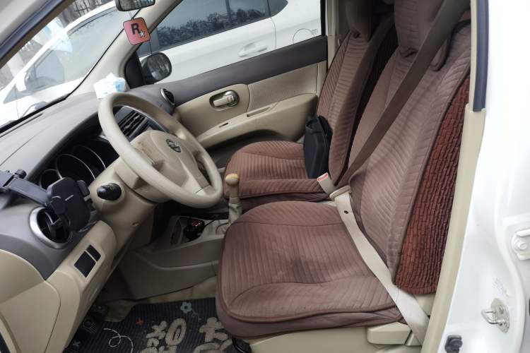 Used Nissan Livina 2010 Jingyue Edition 1.6L Manual All-Around Model
