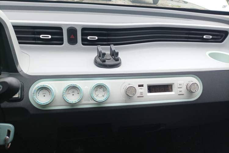 Used Wuling Hongguang MINIEV 2021 Macaron Sandwich Model 120 km Lithium Iron Phosphate
