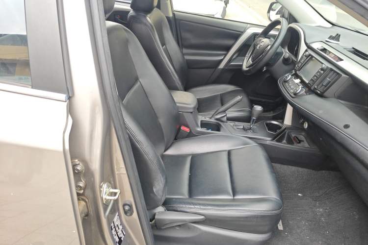 Used Toyota RAV4 2019 2.0L CVT Two-Wheel Drive Fashion X Limited Edition China VI Standard
