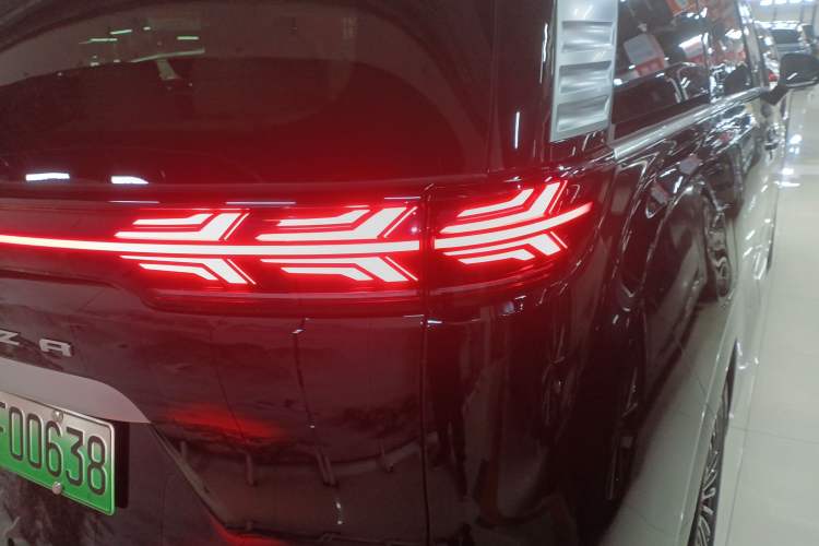 Used Denza D9 2024 DM-i 980 Four-Wheel Drive Flagship Model
