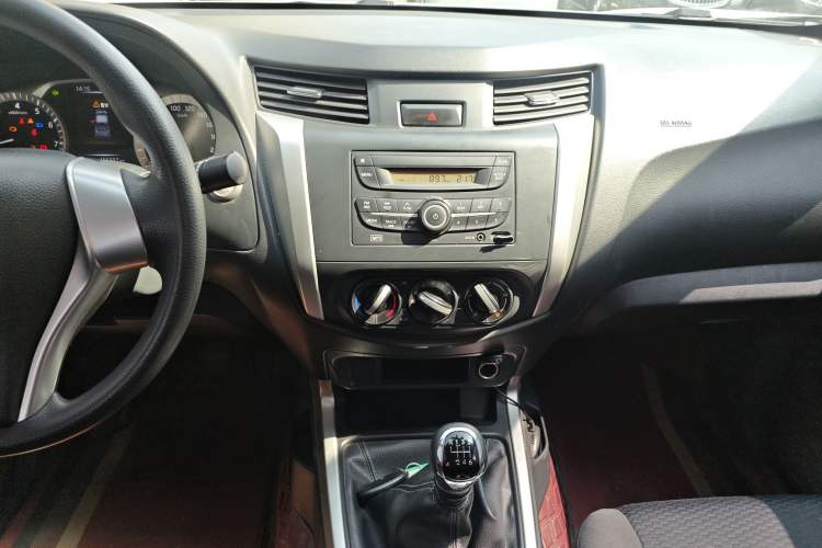 Used Nissan Navara 2021 2.5L Facelift Manual Two-Wheel Drive Comfort Version QR25
