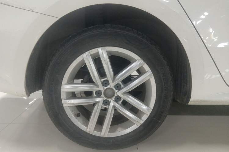 Used Volkswagen Gran Lavida 2015 1.6L Automatic Comfort Edition Right Rear Wheel Hub