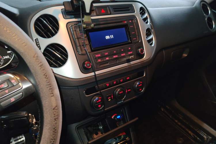 Used Volkswagen Tiguan 2017 300TSI Automatic Two-Wheel Drive Silk Road Comfort Edition Audio And AC Panel