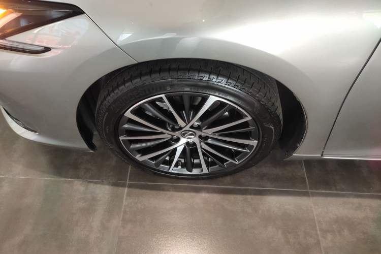 Used Lexus ES 2025 300h Deluxe Edition
