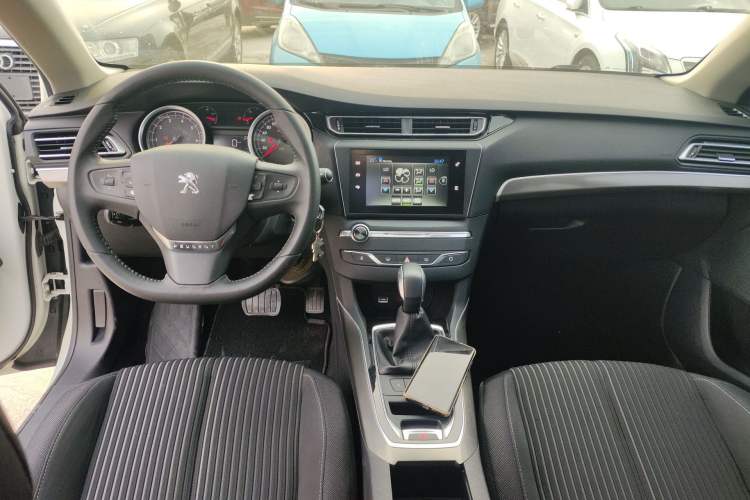 Used Peugeot 408 2014 1.8L Automatic Luxury Edition Center Console