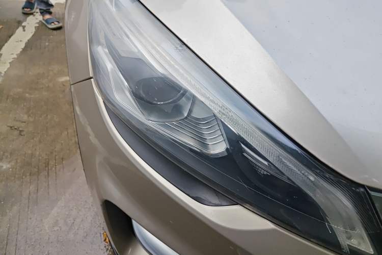 Used Geely Auto Emgrand GS 2016 Elegant Edition 1.8L Manual Fashion Model Right Front Headlight