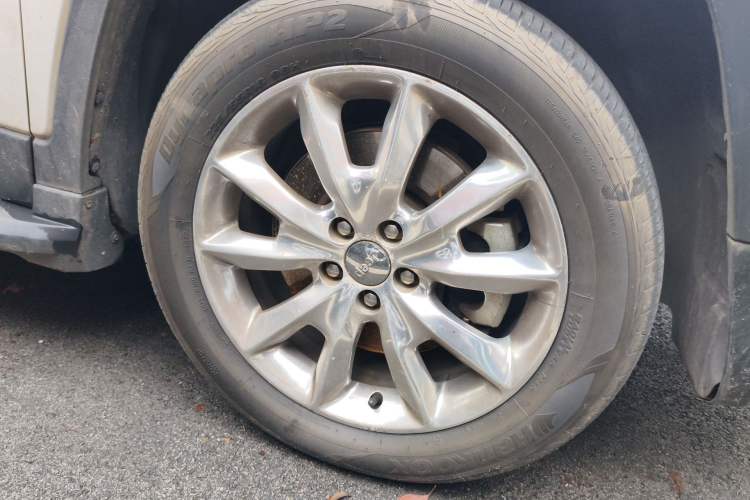 Used Jeep Cherokee 2014 2.4L Luxury Edition Right Front Wheel Hub