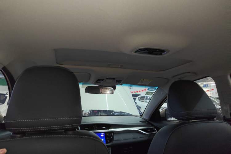 Used Geely Auto Emgrand 2019 Leading Edition 1.5L CVT Upward-Connected Model China VI Standard Headliner