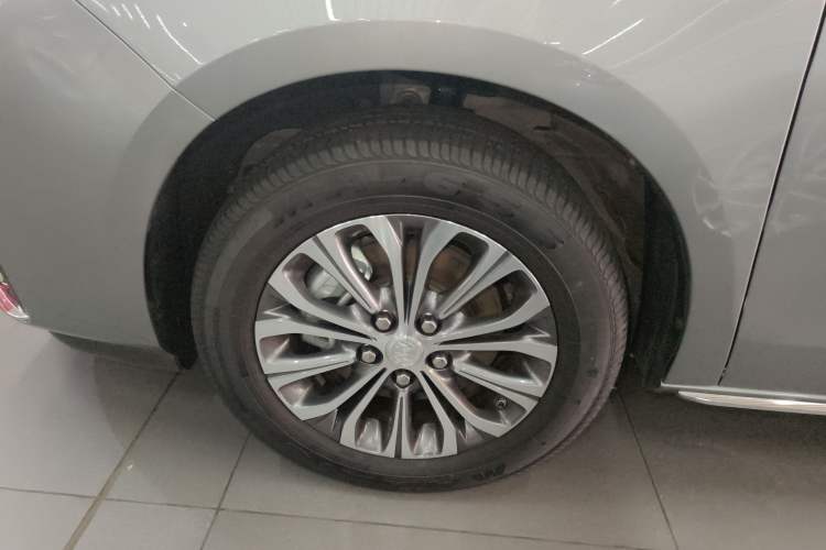 Used Buick GL8 2023 Facelifted Land Cruiser Executive Luxury Version
