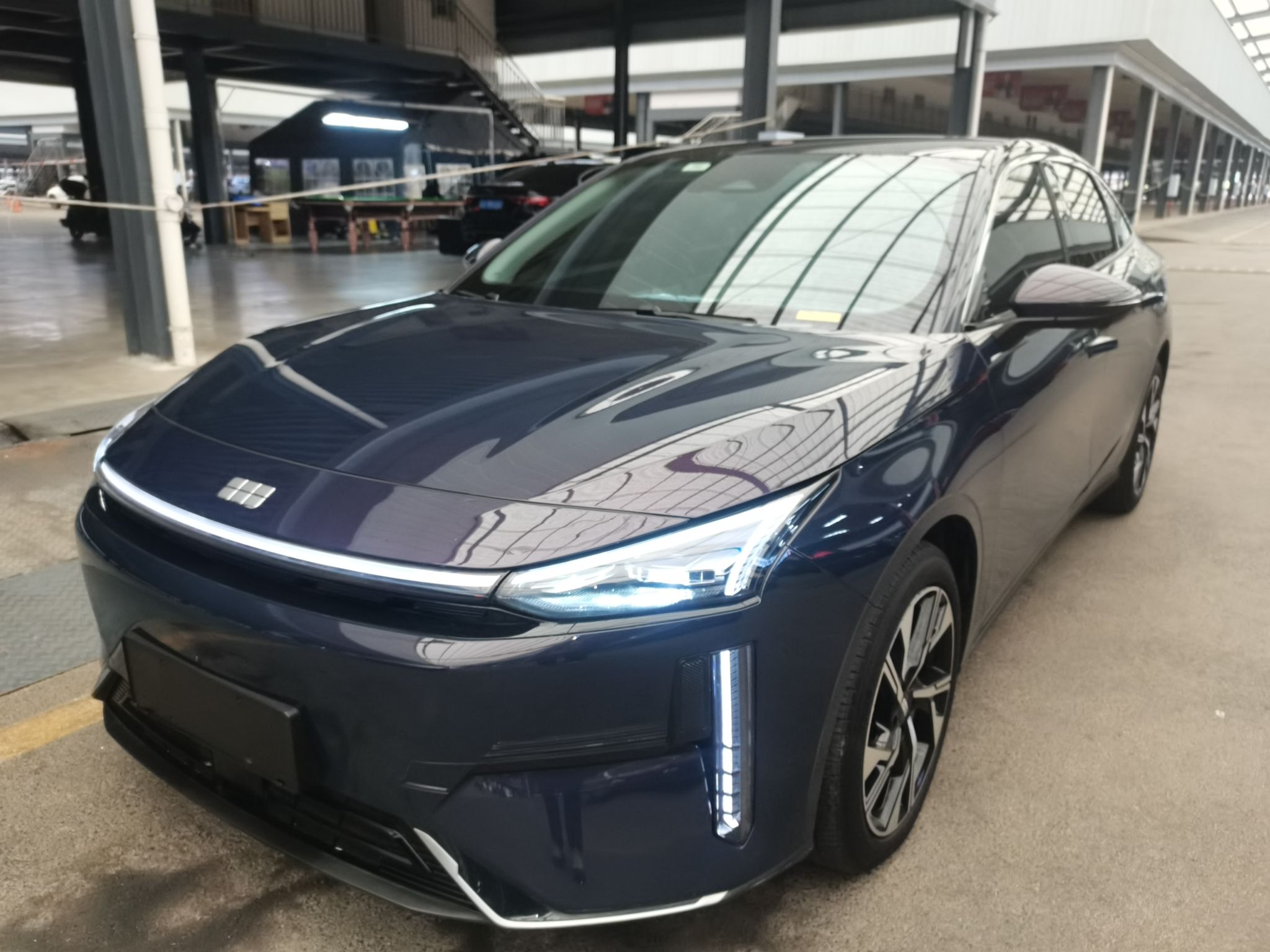 تحت مقدمة السيارة