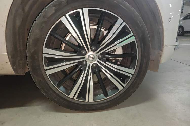 Used Volvo XC60 New Energy 2023 T8 Plug-in Hybrid Long-Range All-Wheel Drive Smart & Dynamic Enjoyment Edition Right Front Wheel Hub