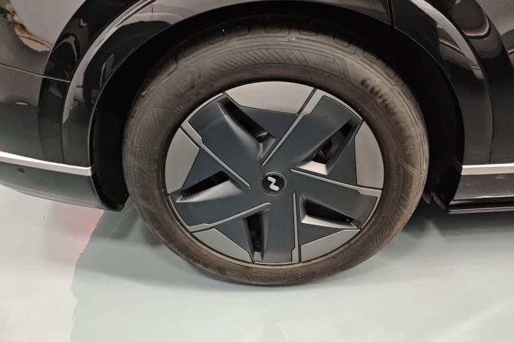 Used ONVO Luxeed L90 2025 Model—Max Six-Seater Version Right Rear Wheel Hub