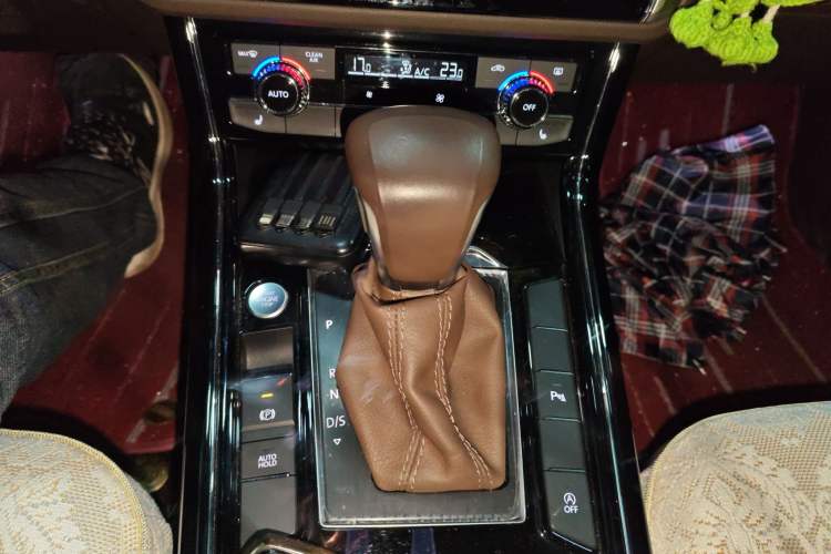 Used Volkswagen Phideon 2021 380TSI Luxury Edition Gear Lever