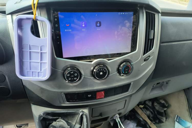 Used Dongfeng Yufeng 2018 2.5T Logistics Vehicle A100 Long Wheelbase Mid-Roof 5-9 Seater China V Emission Standard ZD25