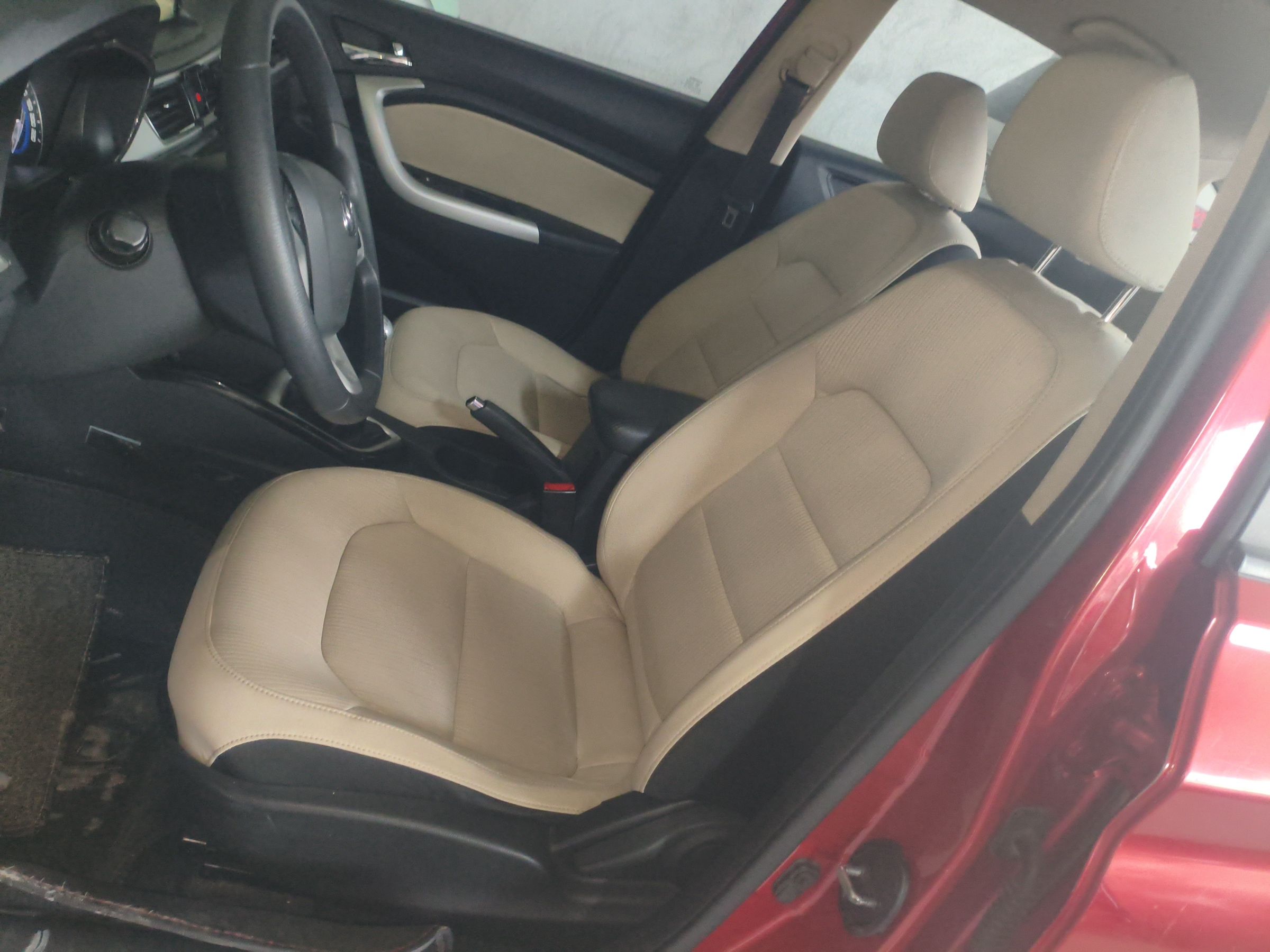 المقاعد الأمامية داخل السيارة