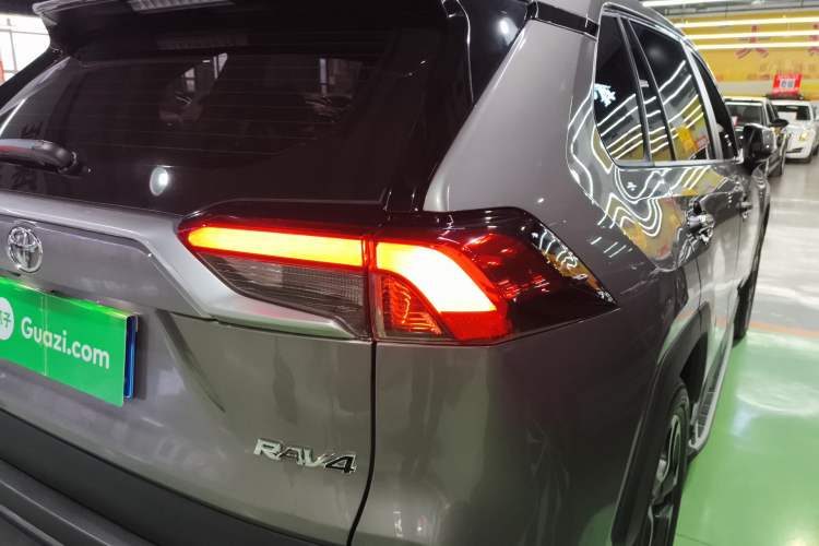 Used Toyota RAV4 2021 2.0L CVT Two-Wheel Drive Prestige Edition Right Rear Taillight