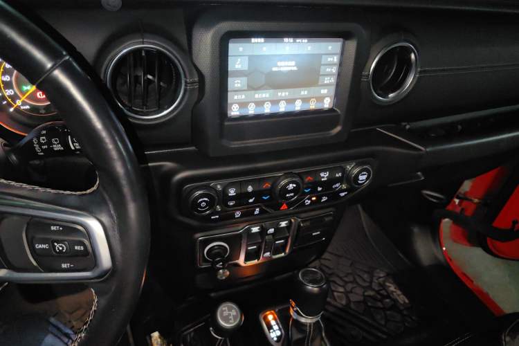 Used Jeep Wrangler 2019 2.0T Sahara Four-Door Version China VI Emission Standard