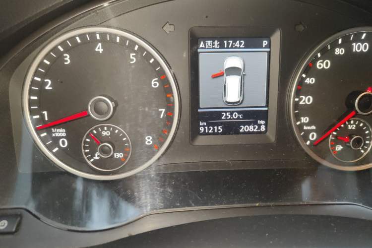 Used Volkswagen Tiguan 2013 1.8 TSI Automatic All-Wheel Drive Luxury Model Odometer Close Up