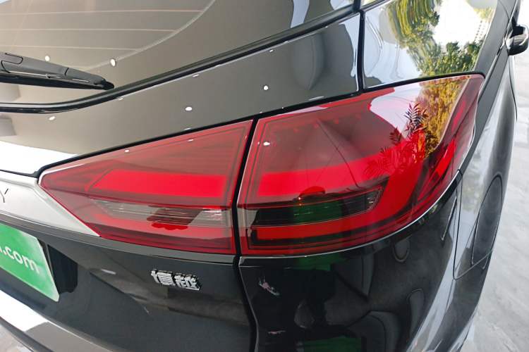 Used Geely Auto Emgrand X7 Sport 2021 Million Edition 1.8TD DCT Two-Wheel Drive Luxury Model Right Rear Taillight