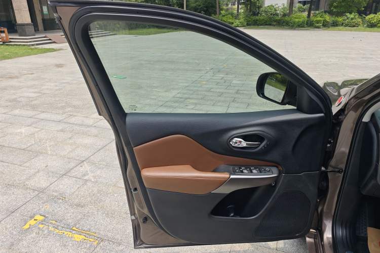 Used Jeep Cherokee 2019 2.0T Four-Wheel Drive All-Round Version China VI