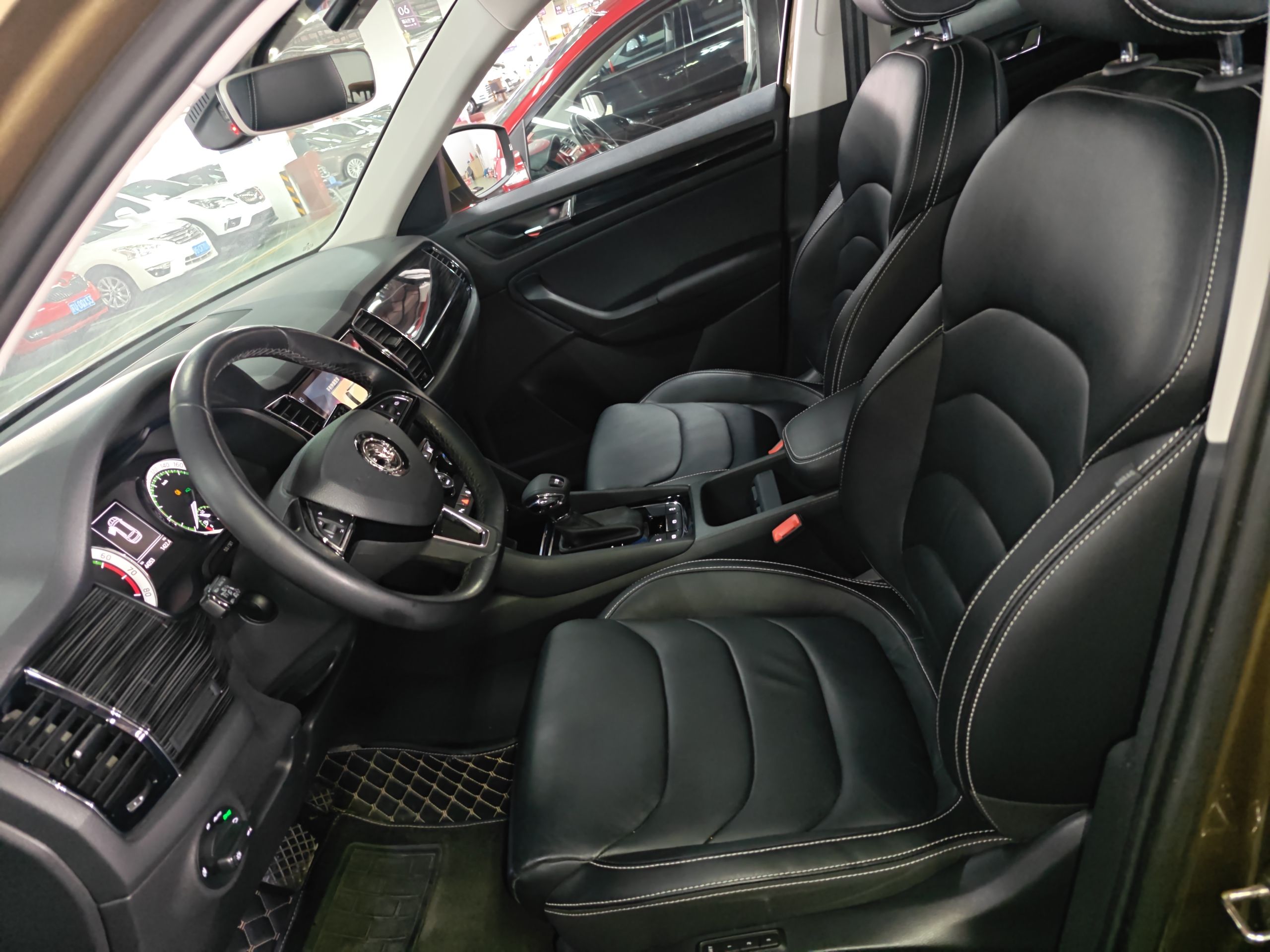 المقاعد الأمامية داخل السيارة