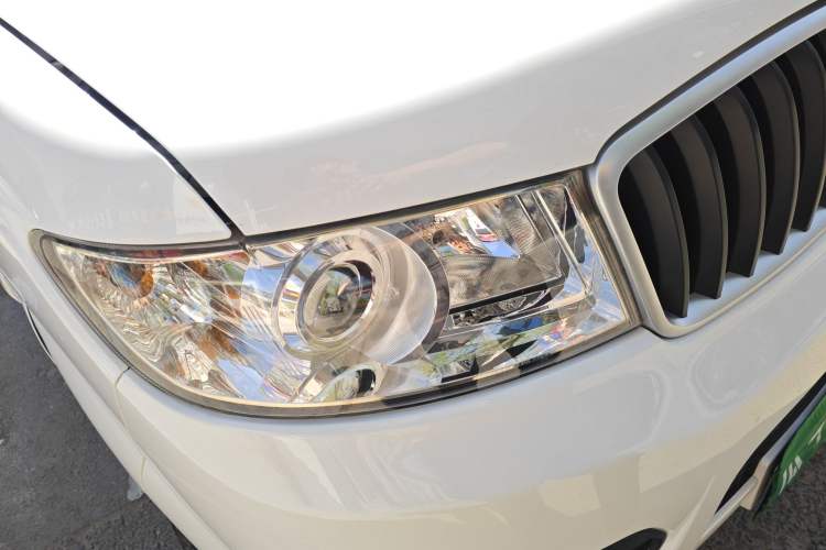 Used Jinbei Hiace X30 2023 1.5L Super-Comfortable Passenger Van 5/6/7-Seater Non-Air-Conditioned Version Model SWC15M
