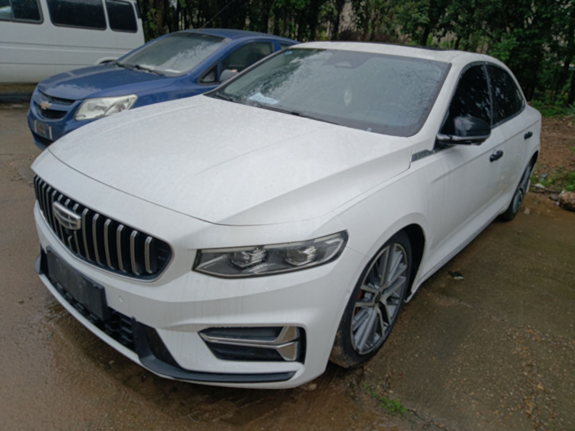 تحت مقدمة السيارة