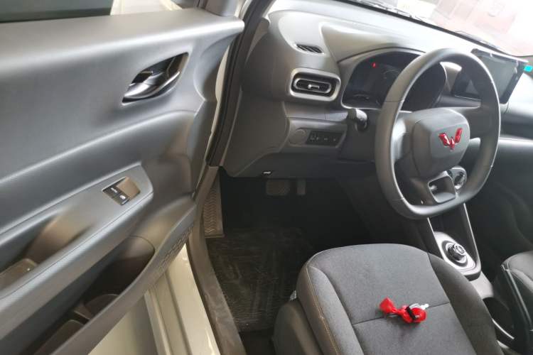 Used Wuling Hongguang New Energy 2024 All-Electric Model 300KM Standard Version Driver Seat