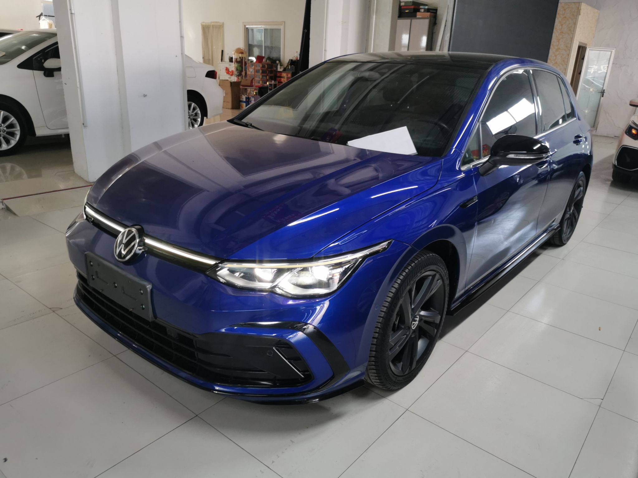 تحت مقدمة السيارة