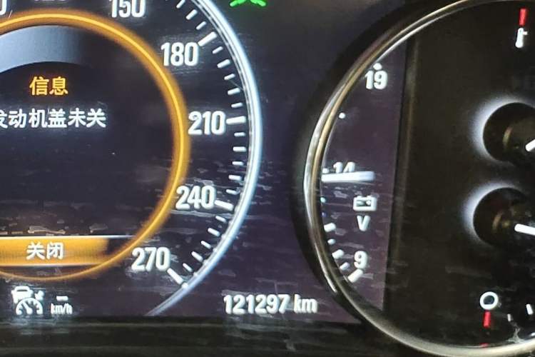 Used Buick LaCrosse 2018 28T Luxury Model Odometer Close Up