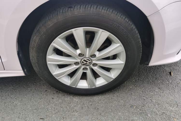 Used Volkswagen Sagitar 2015 1.6L Automatic Comfort Model Right Front Wheel Hub